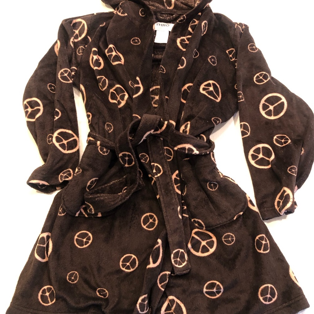 Hooded kids super soft bathrobe. 2 pockets.